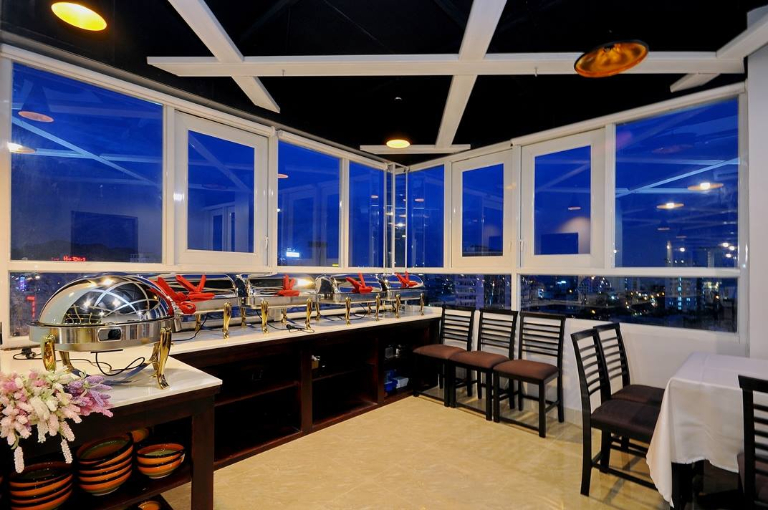 Khu vực ăn uống tại Full House Hotel