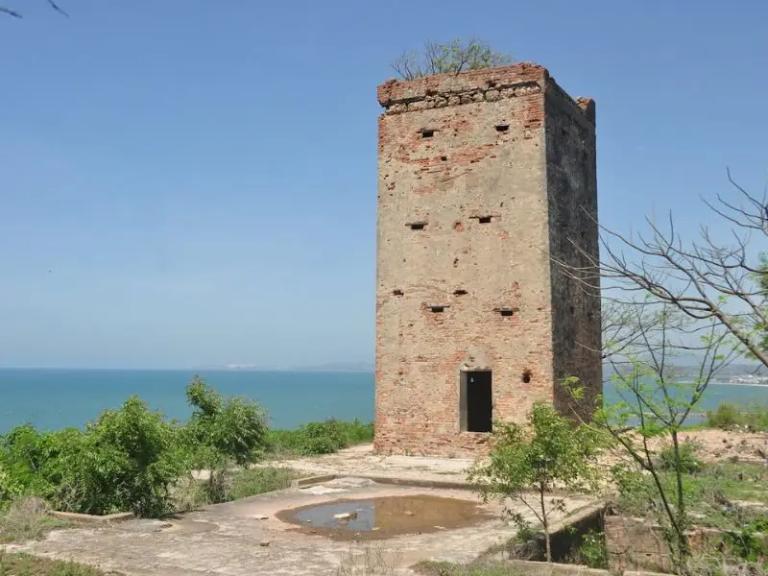 Lầu &Ocirc;ng Ho&agrave;ng